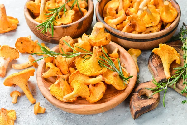 그릇에 세척제 버섯을 유기농 사이드 스톡 사진