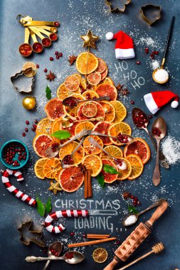 Turunçgillerden yapılmış bir Noel ağacının soyutlanması. Üst Manzara. Üzerinde 