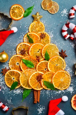 Mutlu Noeller ve yeni yıl konsepti. İçinde turunçgillerden yapılmış Noel ağacı olan bir poster. Üst görünüm.