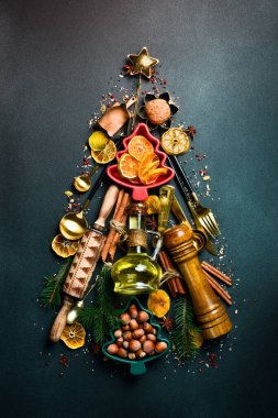 Mutfak Utensil Noel Ağacı siyah masanın üstünde. Karanlık bir arka planda. Üst görünüm.