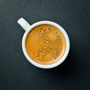 Bir fincan mis kokulu arabika ya da robusta kahve. Espresso. Siyah bir arka planda, en iyi manzara. Doğal kahve..