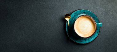 Bir fincan kapuçino ve kahve çekirdeği. Üst görünüm, siyah arkaplan, bedava kopya alanı. Robusta veya Arabica.