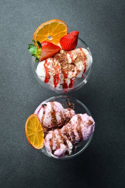 Mor yaban mersinli dondurma. Tatlı. Karanlık bir arkaplanda, yakın plan.