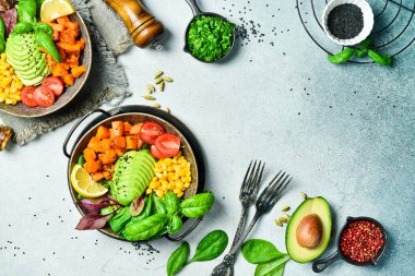 Sağlıklı vejetaryen kahvaltısı: balkabağı, avokado, mısır ve domates, temiz yemek, vejetaryen gıda konsepti. Üst görünüm