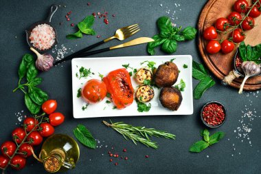 Tabakta ızgara sebze. Izgara mantar, kırmızı biber, domates. Et yemekleri..