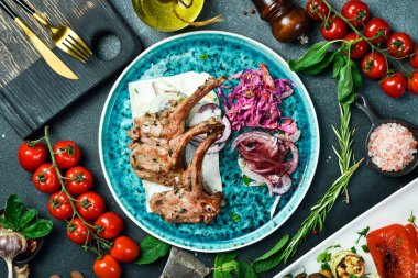 Kemiklerde dana eti. Izgarada dana eti. Et tabakları. Üst görünüm.