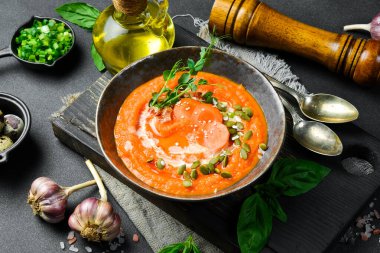 Kabak tohumu ve kremalı vejetaryen havuç kremalı çorba. Bir kasede. Vejetaryen yemeği konsepti.