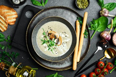 Kremalı mantar kremalı çorba. Bir kasede. Sağlıklı gıda konsepti. Kapat..