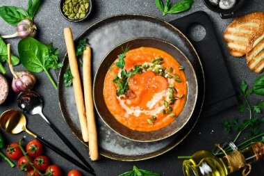 Kabak soslu ve kremalı kabak havucu kremalı çorba. Bir kasede. Sağlıklı gıda konsepti. Kapat..