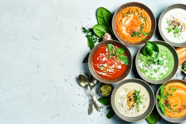 Diyet renkli sebze çorbaları: ıspanak, mantar, havuç ve balkabağı. Bir kasede. Sağlıklı beslenme kavramı. Üst görünüm.