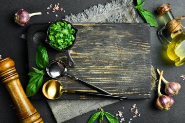 Aşçılık geçmişi. Baharat ve sebzelerle dolu mutfak masası. Sağlıklı gıda konsepti. Reklam fotoğrafı.