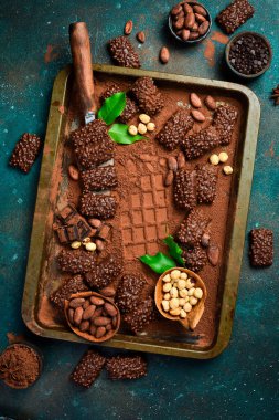 Çikolata ve fındık serpiştirilmiş. Tatlı. Üst Manzara. Metin için boşluk.