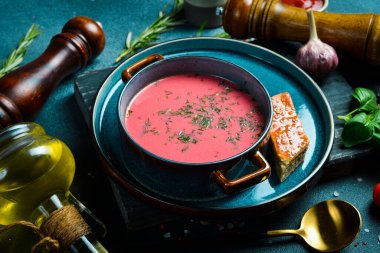 Pancar ve ekşi krema çorbası kasede. Ukrayna çorbası, Borsch. Kapatın. Karanlık bir taş arka planda.