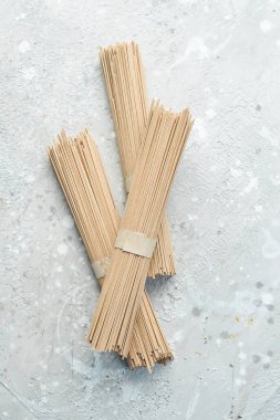 Çiğ erişte. Glütensiz yemek için gerekli malzemeler. Kurutulmuş karabuğday sobalı erişte. Geleneksel Japon yemekleri. Üst görünüm.