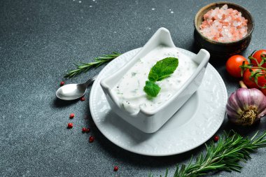 Beyaz kasede dereotlu ve sarımsaklı ekşi krema sosu. Geleneksel Tzatziki sosu, yoğurt veya ekşi kremayla yapılır. Metin için boş alan.