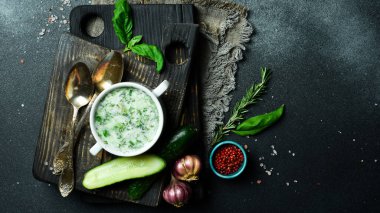 Okroshka soğuk sebze çorbası, beyaz kasede. Metin için boş alan. Kapat..