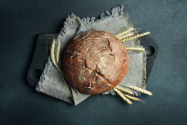 Ev yapımı siyah kepekli ekmek. Siyah arka planda taze ekmek. Üst görünüm.