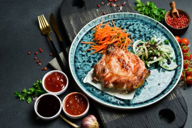 Kemiğin üzerinde ızgara domuz eti soğan ve pide ekmeği. Metin için boş alan. Kapat..