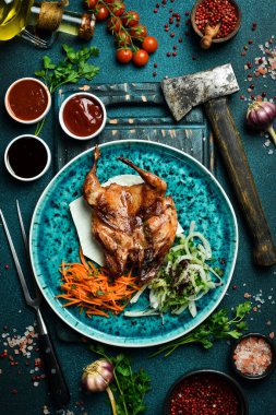 Soğanlı ızgara bıldırcın ve pide ekmeği. Barbekü menüsü. Metin için boş alan. Kapat..