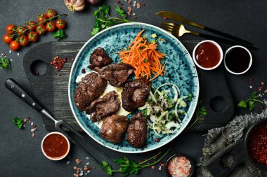 Lezzetli geyik şiş kebap. Et barbeküsü menüsü. Metin için boş alan. Kapat..