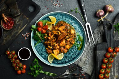 Sebzelerle pişirilmiş mersin balığı parçaları. Balık menüsü. Metin için boş alan. Kapat..