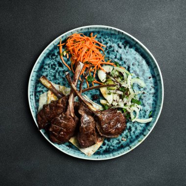 Kemiğin üstünde sulu ızgara geyik eti. Et barbeküsü menüsü. Metin için boş alan. Kapat..