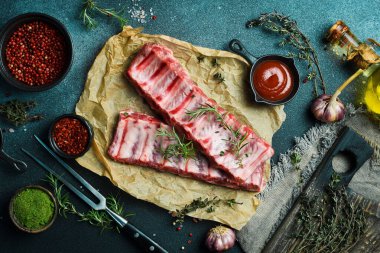 - Et. Biberiyeli çiğ domuz pirzolası. Üst Manzara. Kırsal biçim.