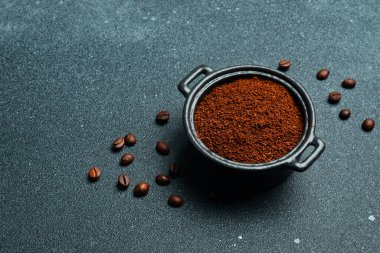 Kızarmış Arabika ya da Robusta kahvesi, siyah bir kasede. Makro fotoğraf. Kahve arka planı.