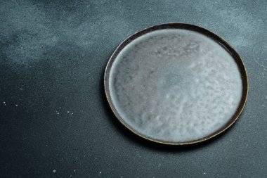 Kara taş masadaki siyah el sanatları tabağı. Üst görünüm, kopyalama alanı, masa ayarları. Menü için arkaplan, düzen, metin için yer, tarif arkaplan, yiyecek düzlüğü arkaplan