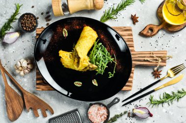 Patatesli gözleme, mantar ve dana eti. Siyah bir tabakta. Ukrayna mutfağı. Kırsal biçim.