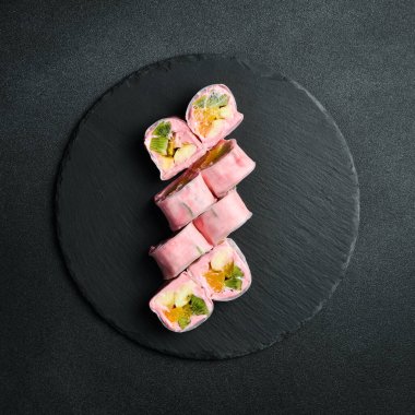 Meyve ve yoğurtlu Japon suşisi. Tatlı tatlı.