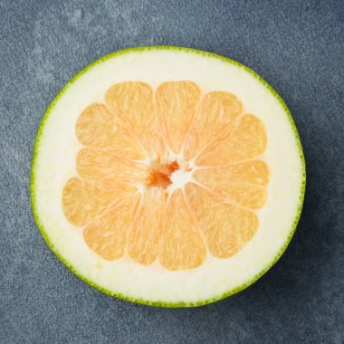 Yemeye hazır taze organik şeker. Gri taş arkaplanı kapat, üst görünüm.