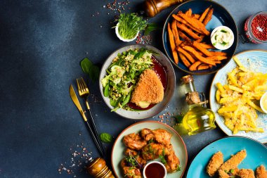 Taş masada yemek, tabak ve abur cubur var. Restoran yemekleri. Menü modeli. Üst görünüm.