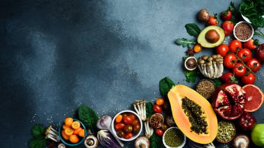 Üst Manzara. Meyve, sebze, böğürtlen ve mantar. Sağlıklı yemek..