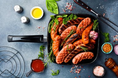 Metal ızgarada domuz eti, biftek ve tavuk sosisi. Üst görünüm, metin için boş alan.