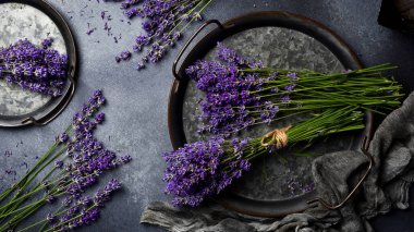 Metal tepside bir demet mor lavanta. Aromatik iksir. Üst görünüm.