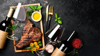 Şişe şarap ve biftek bifteği. Siyah Angus bifteği ve yıllanmış şarap. Üst görünüm.