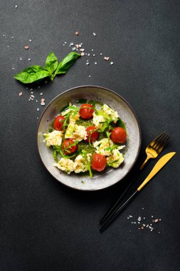 Kiraz domatesli ve roka aromalı ıspanak kremalı püre. Soğuk atıştırmalıklar. Tabakta..