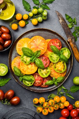 Vejetaryen salatalı bir tabak. Keto diyeti, sağlıklı yiyecekler. Taze salata kasesi. Üst görünüm.