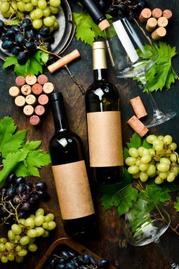 Taş bir masada iki şişe şarap. Üst Manzara. Metin için boş alan.