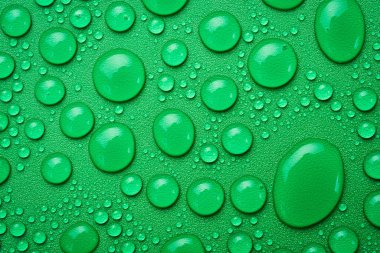 Soyut yeşil arkaplana su damlıyor. Makro fotoğraf. Üst görünüm.