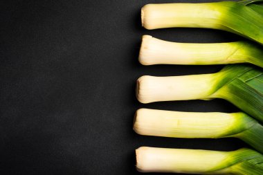 Karanlık Bir Arkaplanda Tüm Pırasa Görünümü. Kapatın. Üst görünüm.