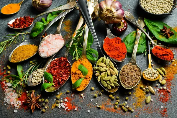 Renkli otlar ve yemek pişirmek için baharatlar. Aşçı Bayrağı. Yan görünüm.