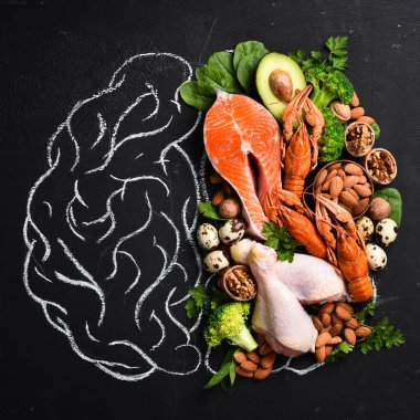Et, balık, fındık, taze sebze ve bitkiler hafıza ve beyin fonksiyonlarını geliştirmek için kullanılan ürünlerdir. Beyin tahtaya tebeşirle çizilir. Sağlıklı yemek..