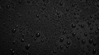 Siyah arka planda su damlaları. Tasarım veya metin için desenli yüzey. Üst Manzara. Boş alan.
