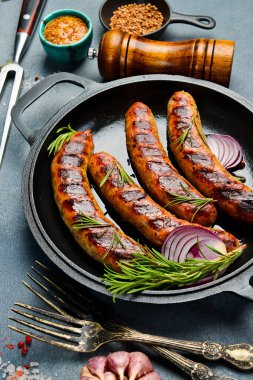 Kurutulmuş sosisli tava. Ev yapımı yemek. Barbekü veya ızgara menüsü.