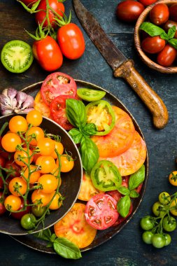 Taze aile yadigarı domatesler, pazarda organik ürünler. Domates gökkuşağı.