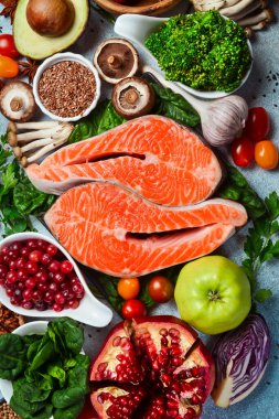 Üst görüntü, dikey fotoğraf. Sağlıklı yiyecek, temiz yemek seçimi. Superfood, balık ve meyve.