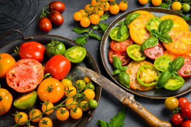 Vejetaryen salatalı bir tabak. Keto diyeti, sağlıklı yiyecekler. Taze salata kasesi. Üst görünüm.