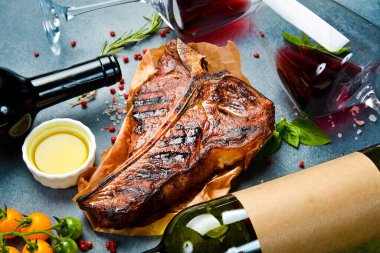 Şarap ve biftek. Bardakta kırmızı şarap ve kemikte biftek. Üst görünüm.